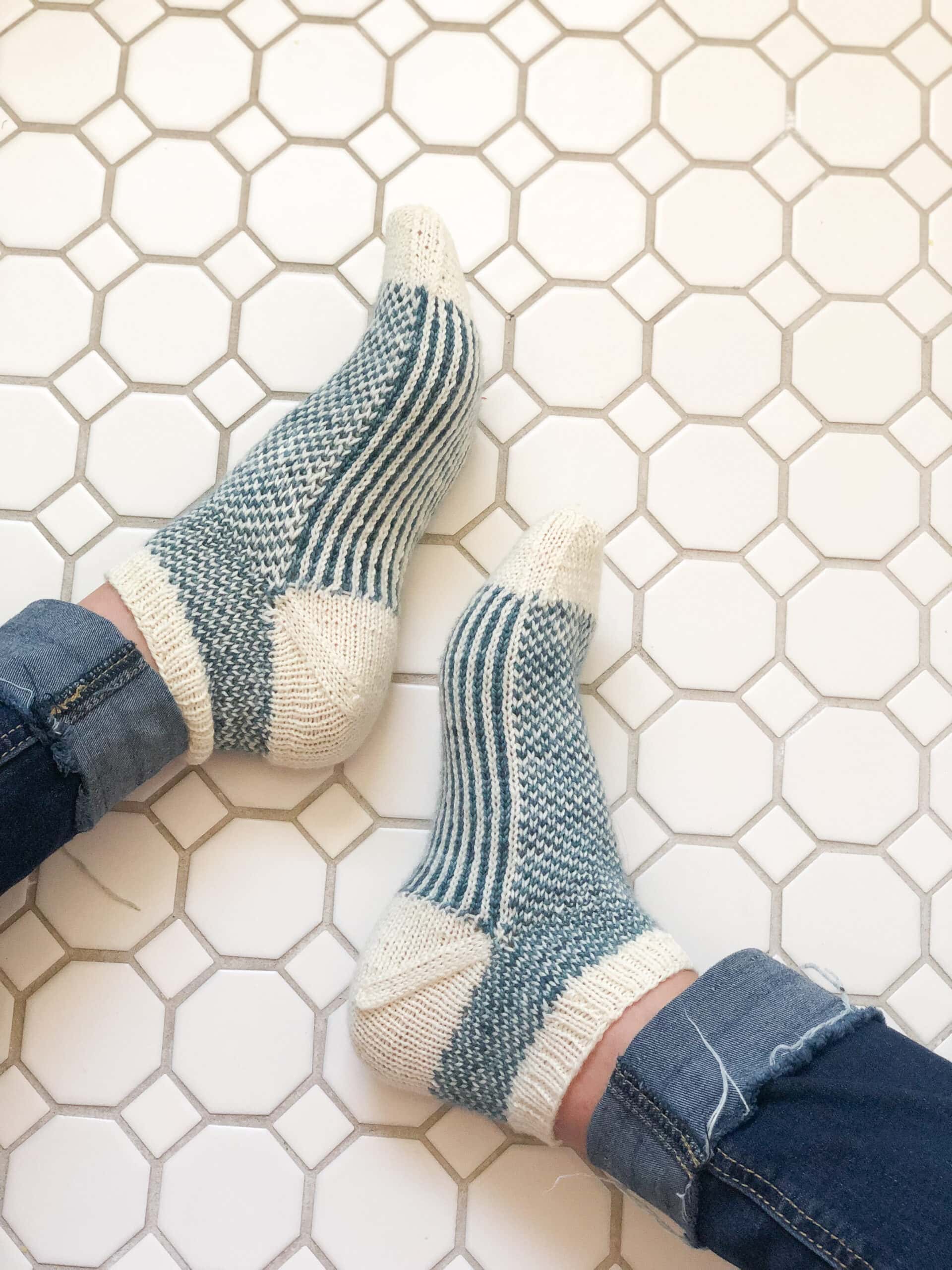 Shimmer Socks – Free Easy Colorwork Socks Knitting Pattern